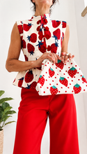 Cargar imagen en el visor de la galería, Camisa FRESAS
