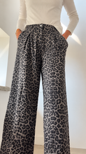 Cargar imagen en el visor de la galería, Pantalón JEANS LEOPARDO
