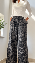 Cargar imagen en el visor de la galería, Pantalón JEANS LEOPARDO

