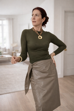 Cargar imagen en el visor de la galería, Falda HOJA POLIPIEL
