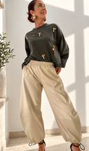 Cargar imagen en el visor de la galería, Pantalón POLIPIEL BEIGE

