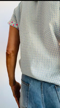 Cargar imagen en el visor de la galería, Camisa CORAZONES
