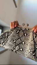 Cargar imagen en el visor de la galería, Bolso SERPIENTE GRIS
