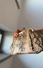Cargar imagen en el visor de la galería, Bolso SERPIENTE GRIS
