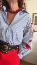 Cargar imagen en el visor de la galería, Camisa MANGA FLOR
