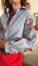 Cargar imagen en el visor de la galería, Camisa MANGA FLOR
