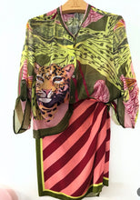 Cargar imagen en el visor de la galería, Camisa TIGRE ROSA

