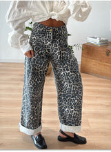Cargar imagen en el visor de la galería, Pantalón JEANS LEOPARDO
