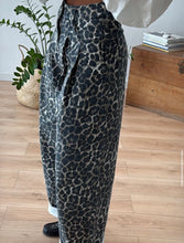 Cargar imagen en el visor de la galería, Pantalón JEANS LEOPARDO
