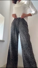 Cargar imagen en el visor de la galería, Pantalón JEANS LEOPARDO
