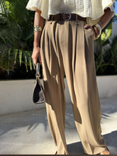 Cargar imagen en el visor de la galería, Pantalón PINZAS CAMEL
