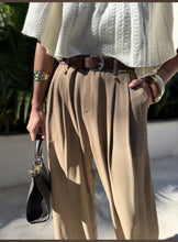 Cargar imagen en el visor de la galería, Pantalón PINZAS CAMEL
