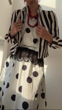 Cargar imagen en el visor de la galería, Chaqueta RAYAS BLANCA Y NEGRA
