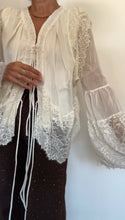 Cargar imagen en el visor de la galería, Camisa BOHO BLANCA
