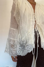 Cargar imagen en el visor de la galería, Camisa BOHO BLANCA
