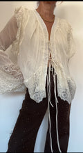 Cargar imagen en el visor de la galería, Camisa BOHO BLANCA
