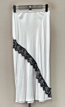 Cargar imagen en el visor de la galería, Falda AMINA
